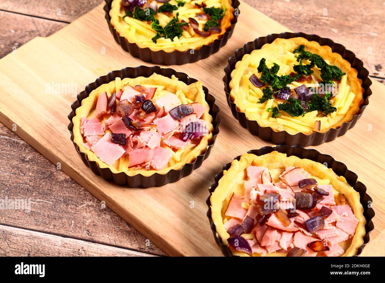 Füllungen in einer hausgemachten Quiche französische Tarte vor dem Ei Zutat wird hinzugefügt und die Torten werden in der gekocht Backofen Stockfoto