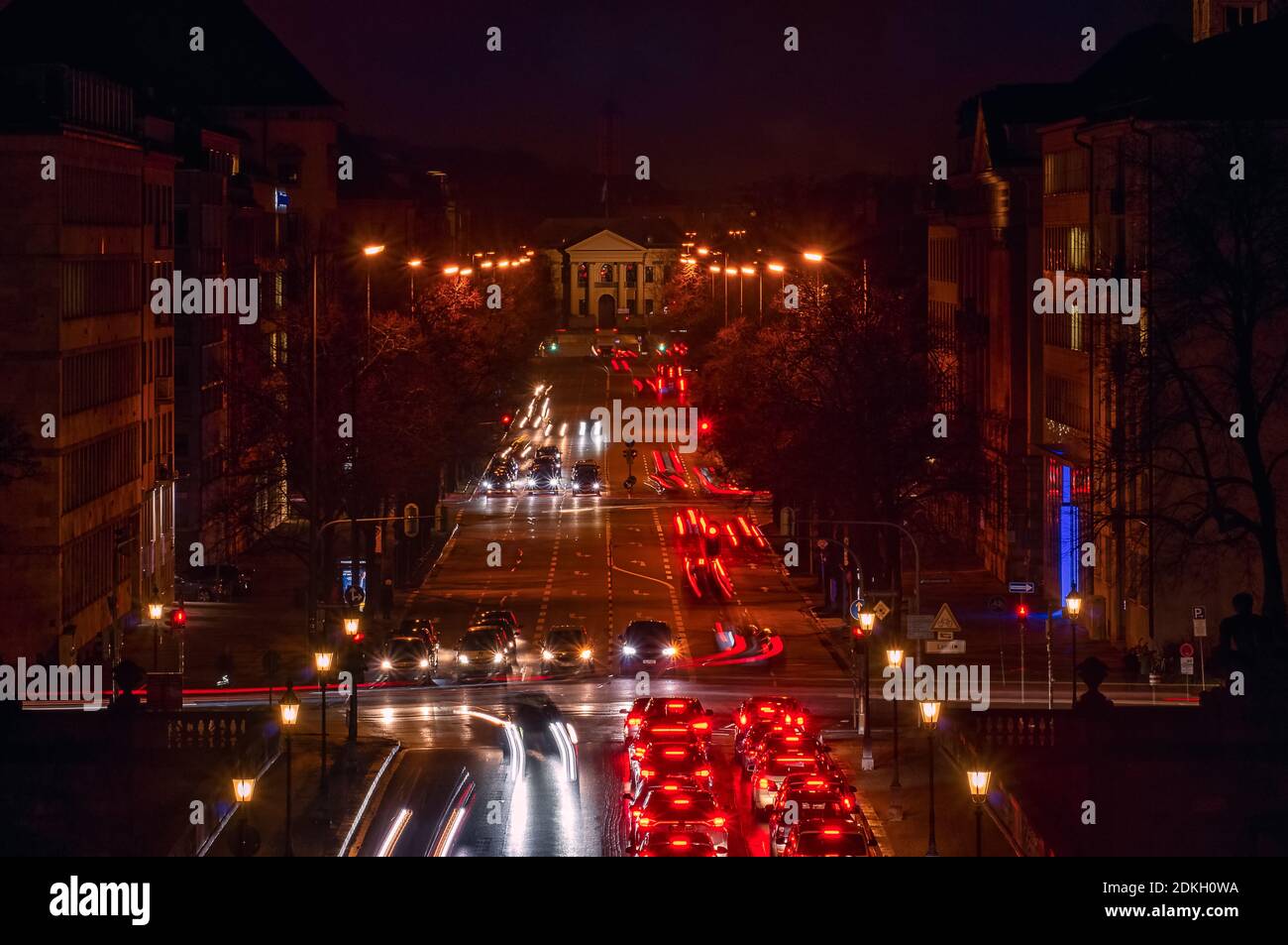 Autoverkehr zur Hauptverkehrszeit am späten Abend in München, deutscher citylife. Stockfoto