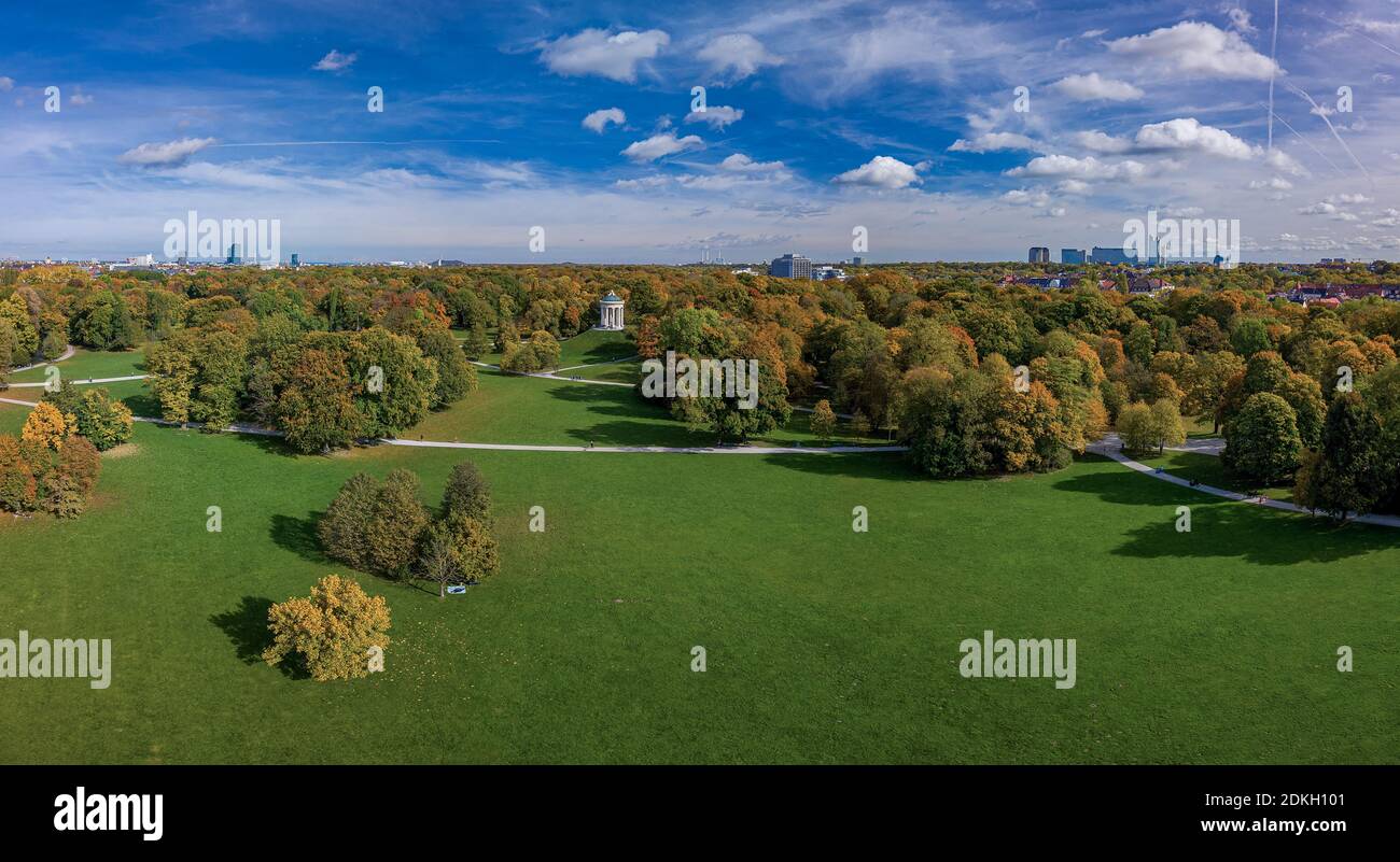 Herbstfarben im Englischen Garten von München, schöner Herbsttag, von einer Drohne gemacht. Stockfoto