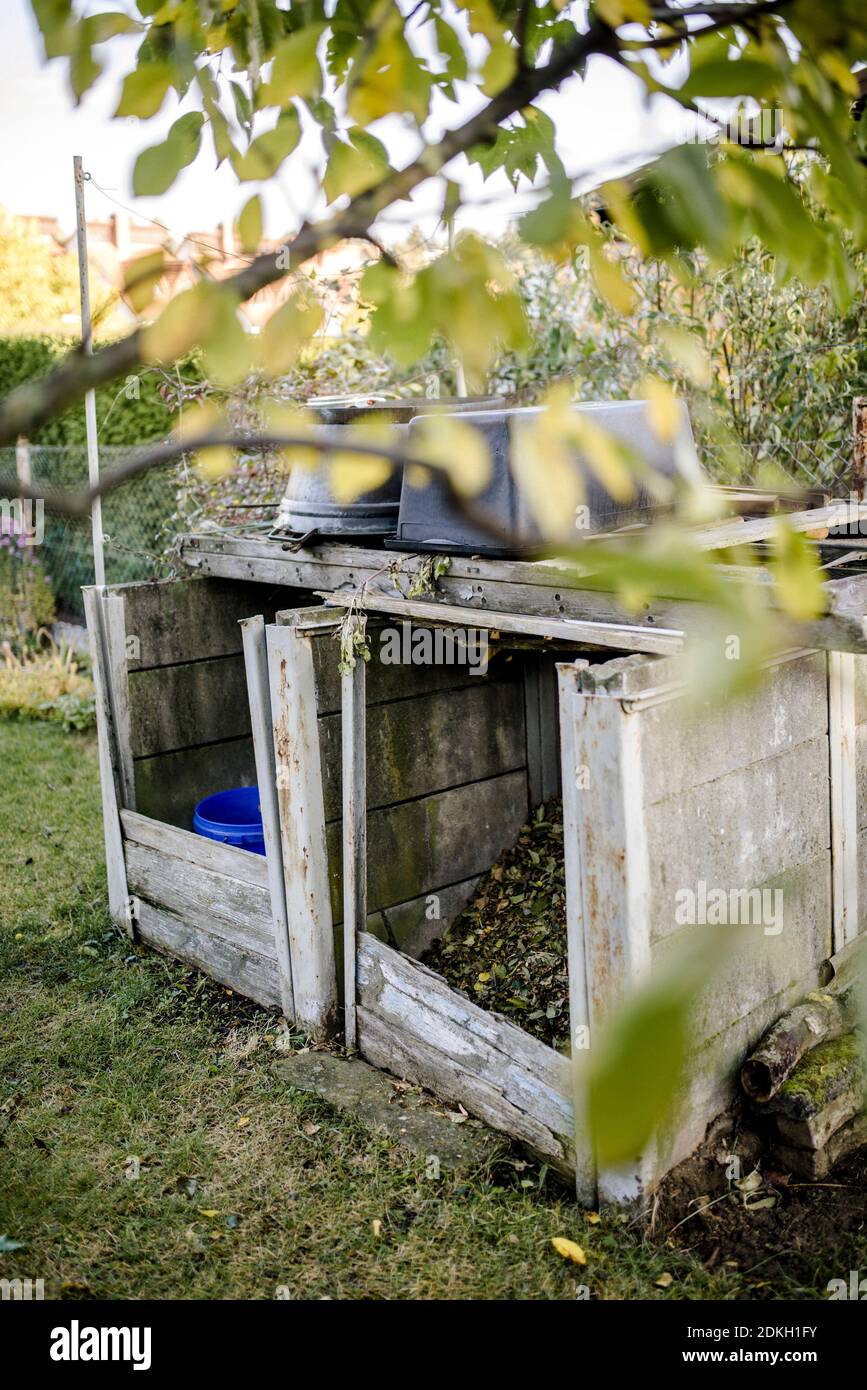 Selbstgemachter Kompost in einem Schottergarten Stockfoto