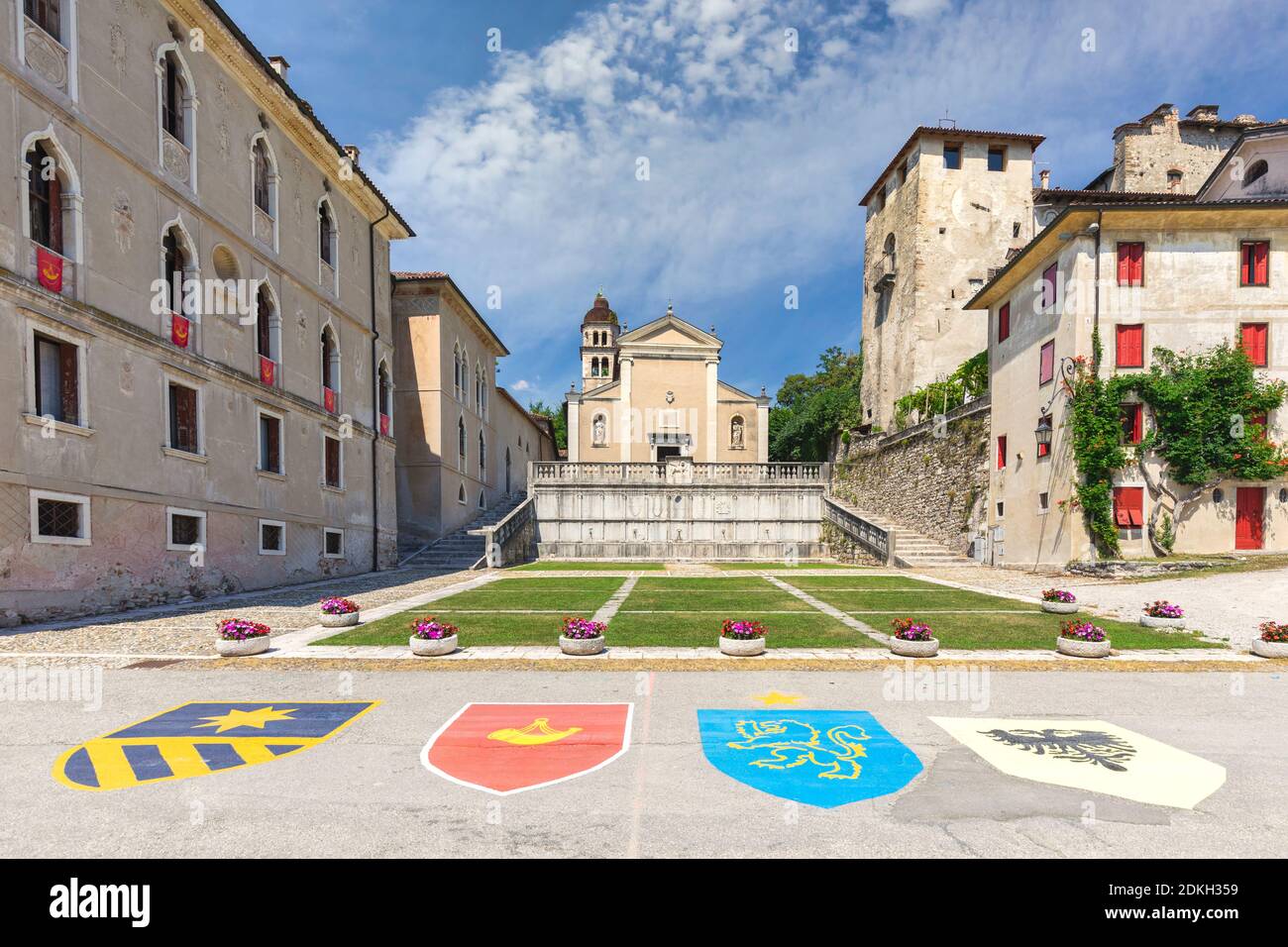 Italien, Venetien, Belluno, das historische Zentrum von Feltre mit den vier Wappen der Bezirke des palio, die Kirche von St. Roch und das Schloss von Alboin Stockfoto