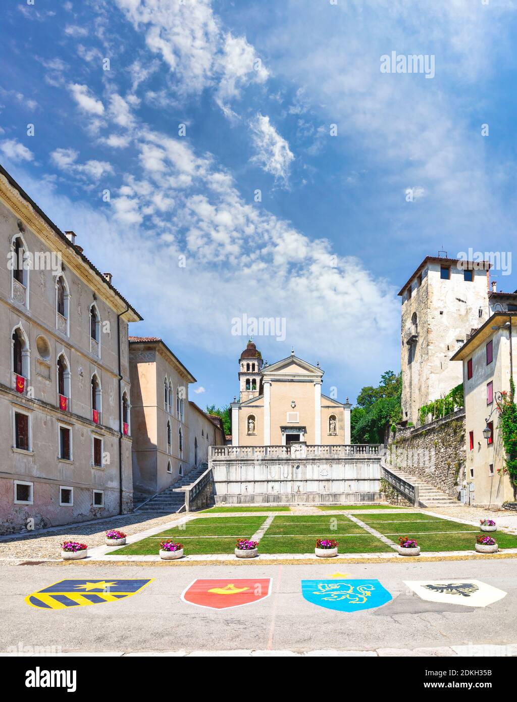 Italien, Venetien, Belluno, Dolomiten, das historische Zentrum von Feltre mit den vier Wappen der Bezirke des palio, die Kirche St. Rochus und das Schloss von Alboin Stockfoto
