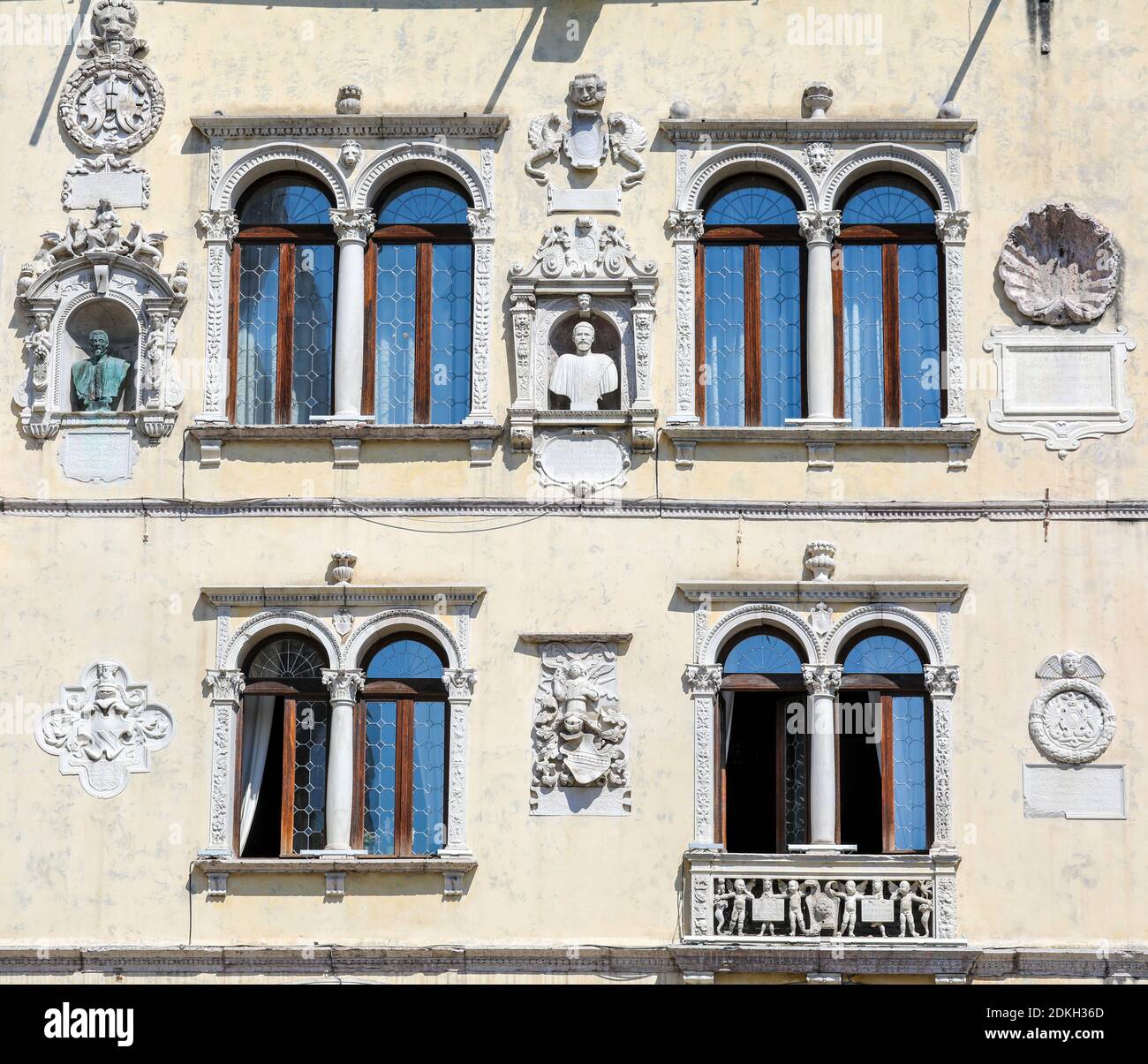 Italien, Venetien, Belluno, Dolomiten, Detail der Fassade des Palazzo dei Rettori Stockfoto