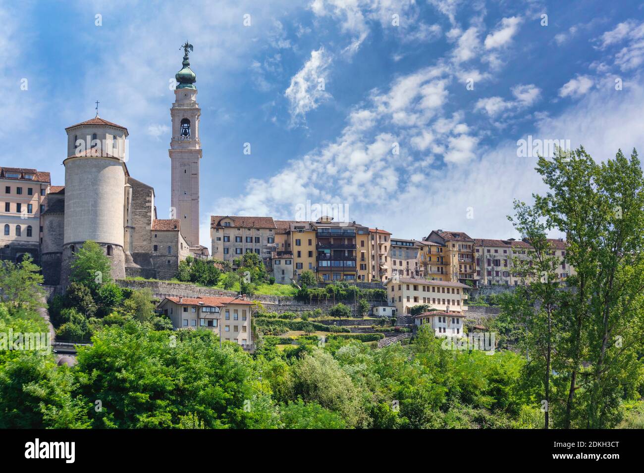 Italien, Venetien, Belluno, Dolomiten, Blick auf die Stadt mit dem Glockenturm der Basilika San Martino Stockfoto