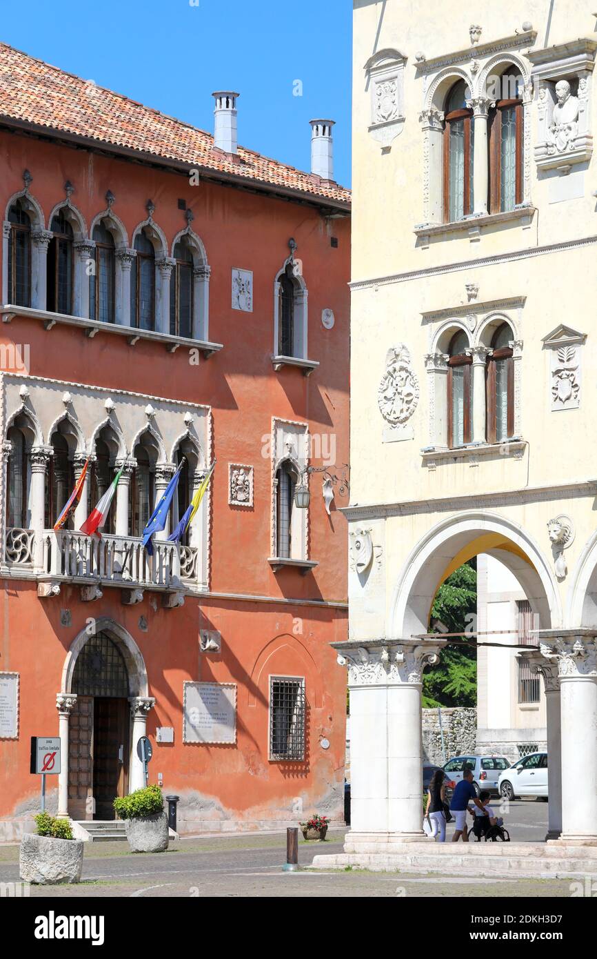 Italien, Venetien, Belluno, Dolomiten, die Fassade des Palazzo Rosso Sitz des Rathauses von Belluno und die gelbe Fassade des Palazzo dei Rettori Sitz der Präfektur Stockfoto