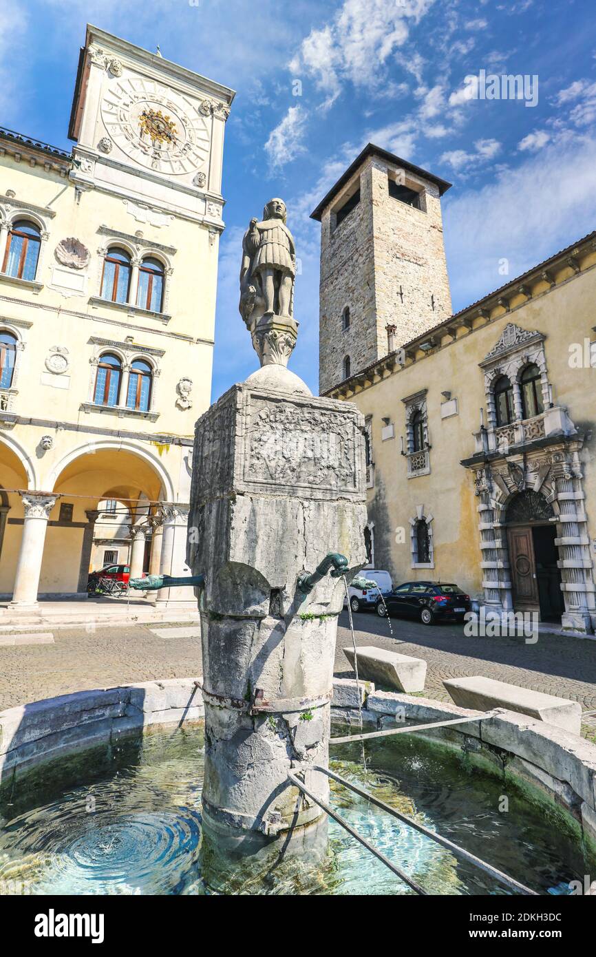 Italien, Venetien, Belluno, Dolomiten, die Statue des Heiligen Gioatà auf dem Brunnen auf der Piazza del Duomo zwischen dem Palazzo dei Rettori mit dem Uhrenturm und dem Palazzo dei Vescovi Stockfoto
