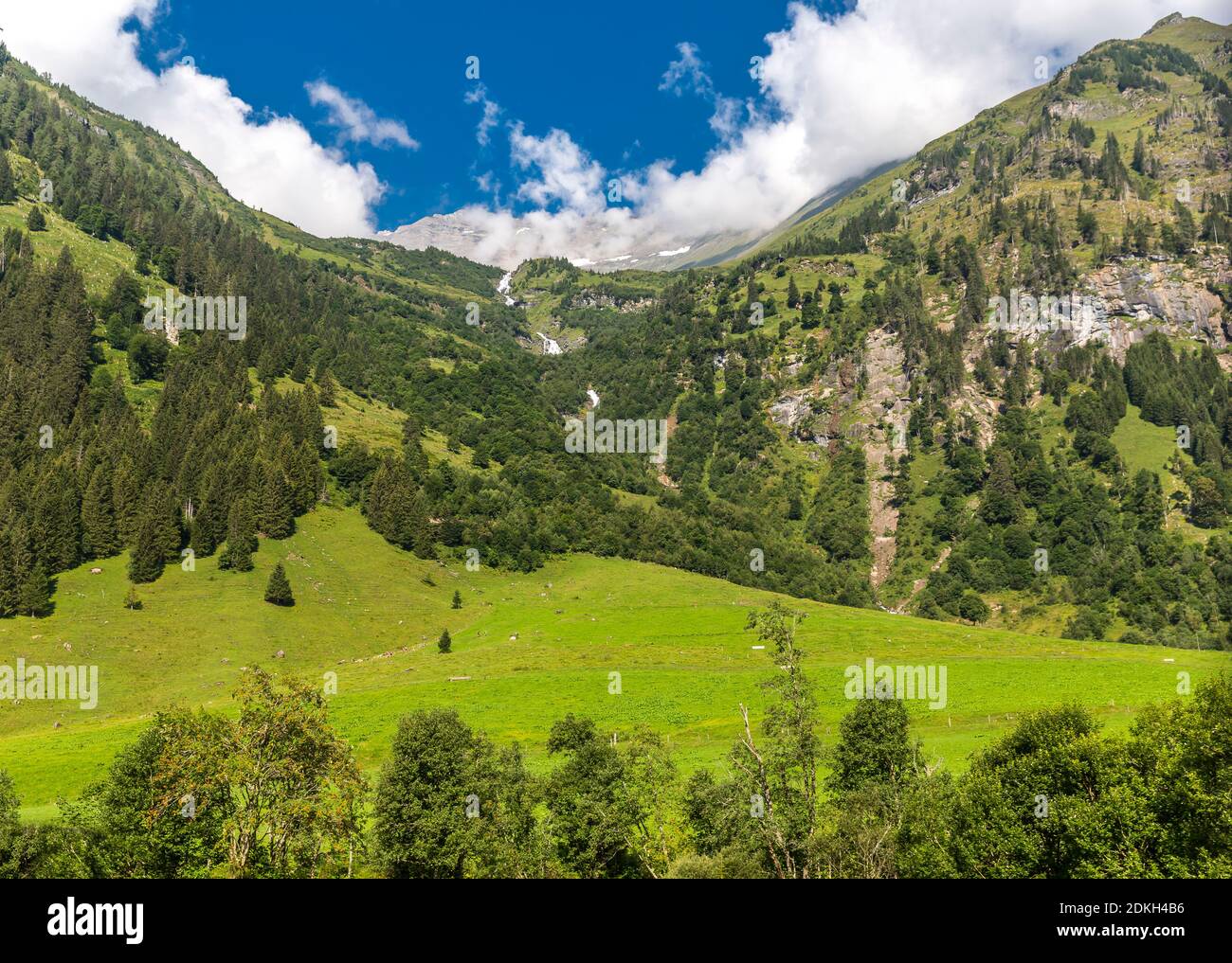 Walcher Wasserfall mit Schleierfall, hinten in den Wolken hoher Tenn, 3368 m, Großglockner Hochalpenstraße, Nationalpark hohe Tauern, Salzburger Land, Kärnten, Österreich, Europa Stockfoto