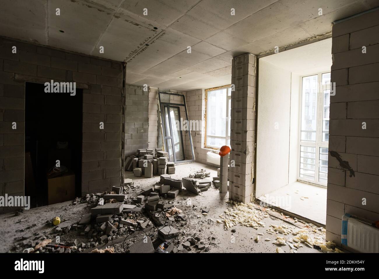 Verlassene Hauseinrichtung, dreckiges Zimmer, verfaulte Wände. Stockfoto