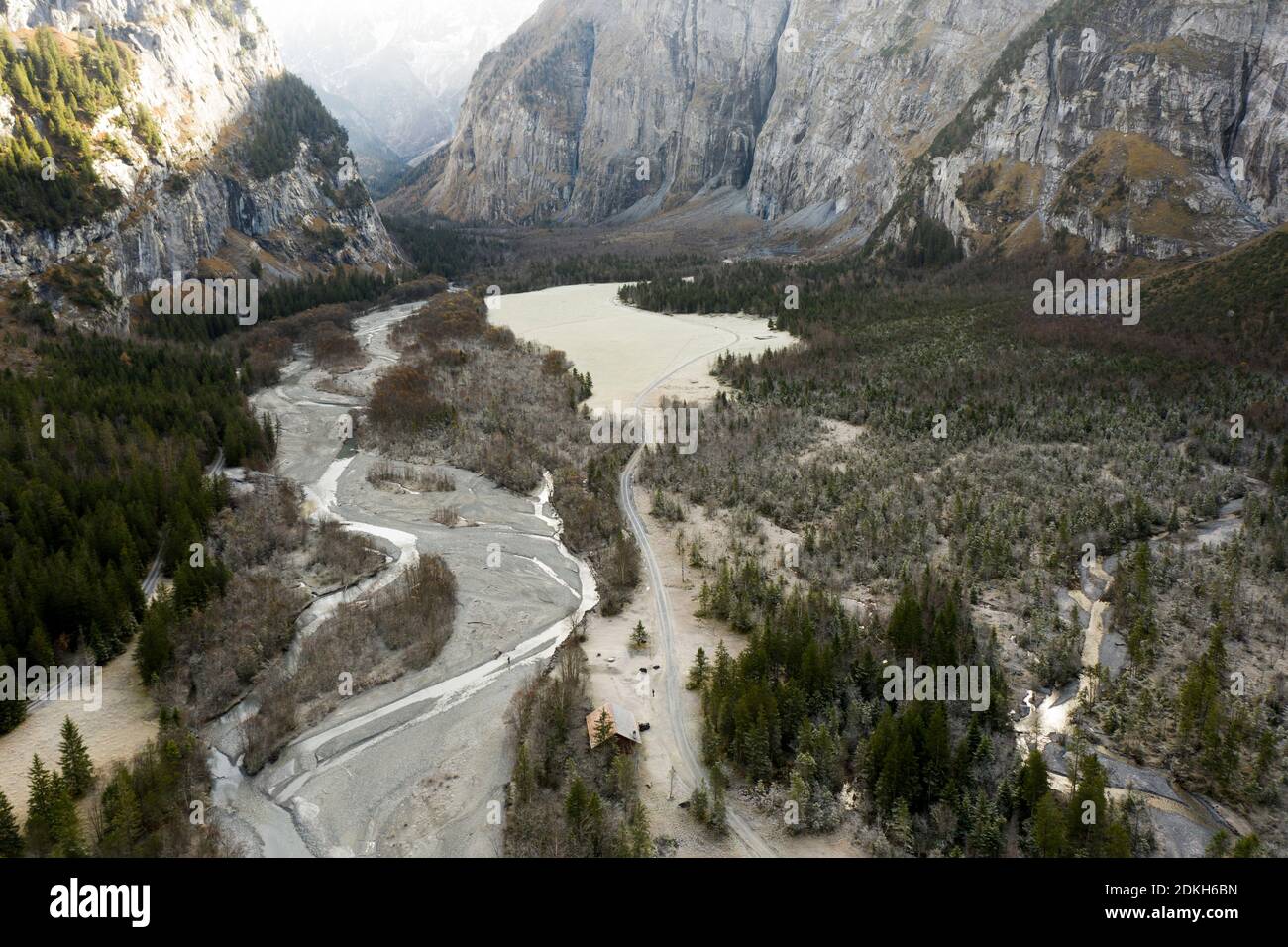 Talboden mit flachem Flussbett und Bodenfrost Im Spätherbst Stockfoto