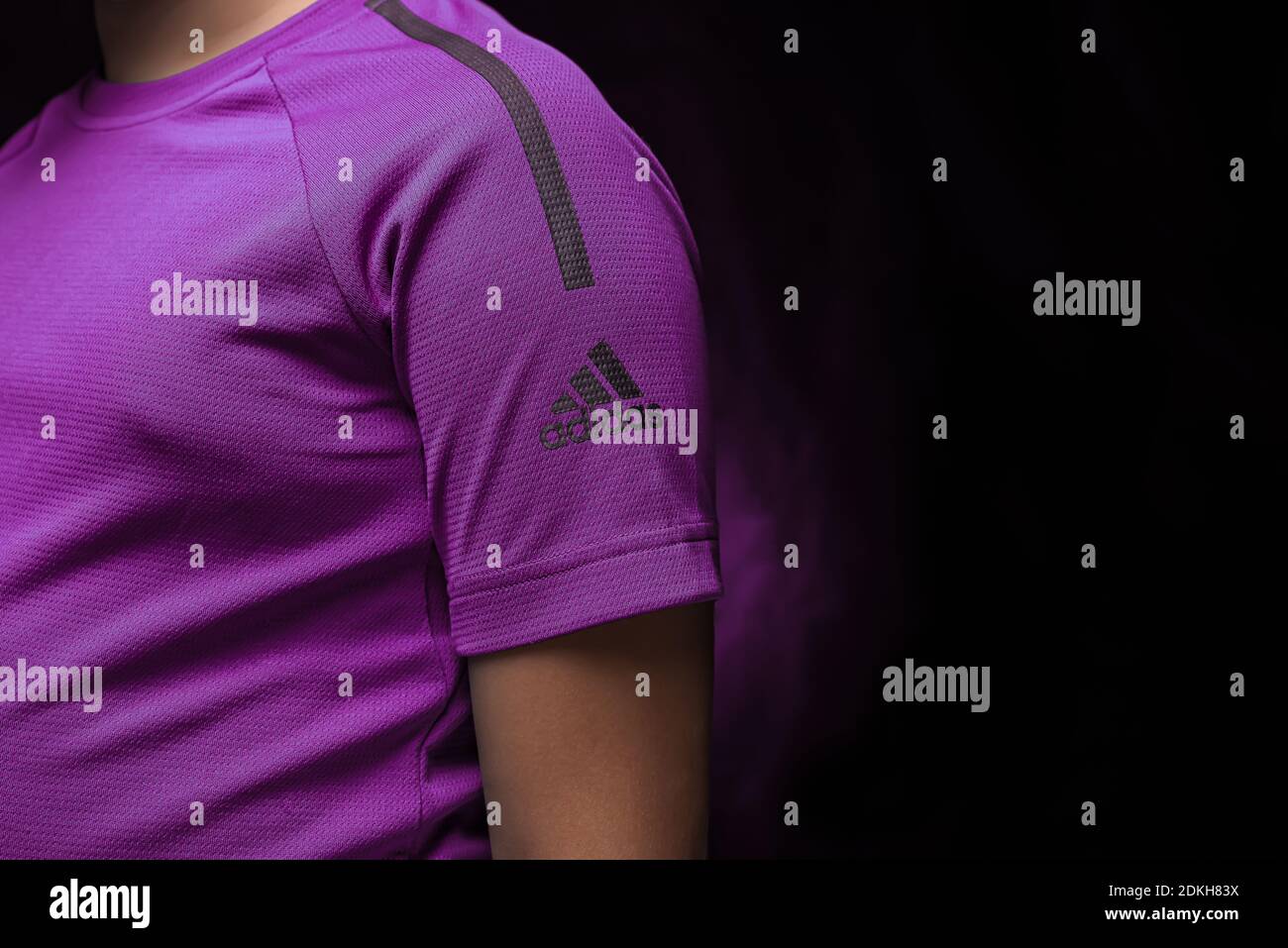 Violett und lila Sport stylisches T-Shirt von adidas Mit Logo auf schwarzem  Hintergrund mit Hintergrundbeleuchtung Stockfotografie - Alamy