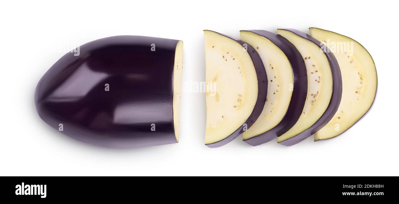 Aubergine oder Aubergine mit isolierten Scheiben auf weißem Hintergrund. Schnittpfad und volle Schärfentiefe. Oben, Ansicht, flach gelegt. Stockfoto