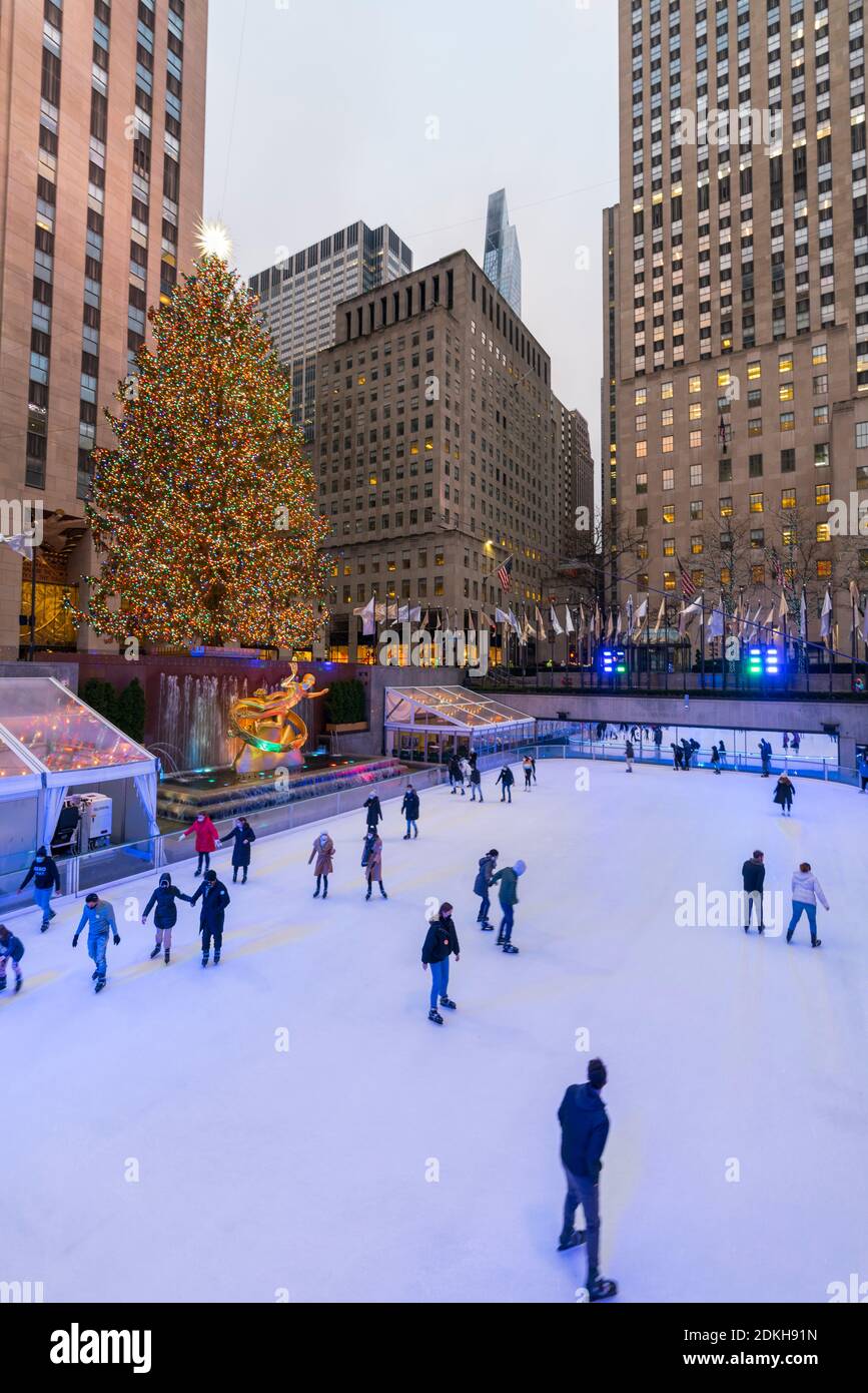 Die Leute genießen Eislaufen im Rockefeller Center während des COVID-19 Pandemie Stockfoto