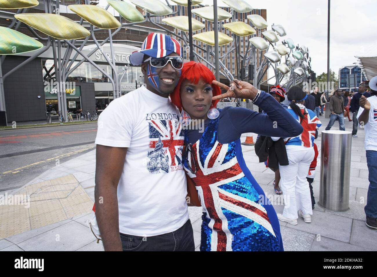 ENGLAND / London / East London / Stratford /Paar in Union Jack Kleid possing in Stratford während des Diamond Jubilee am 4. Juni 2012 in London, eng Stockfoto