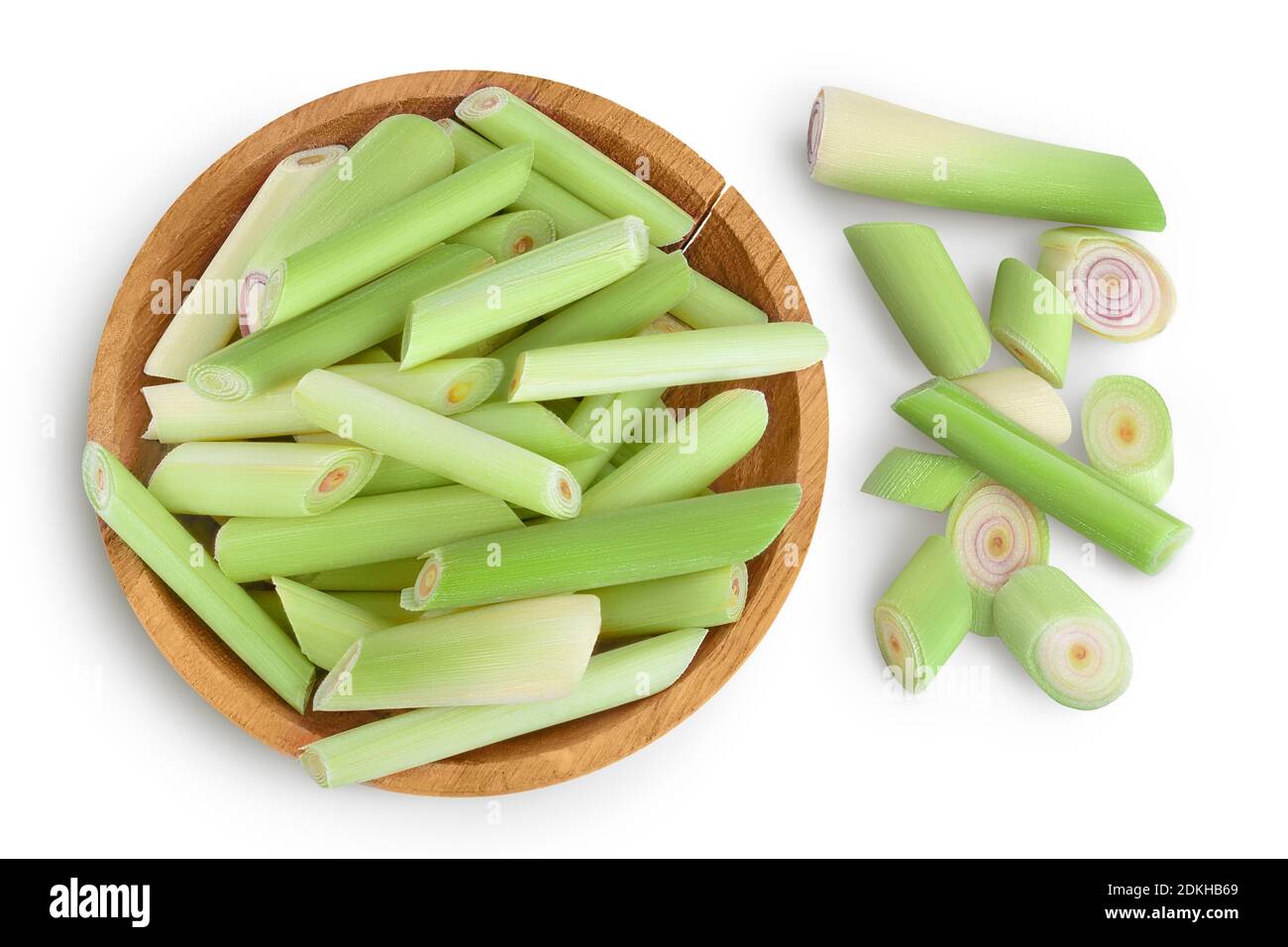 Frisches Lemongras in Holzschale isoliert auf weißem Hintergrund mit Clipping Pfad. Draufsicht. Flach liegend. Stockfoto