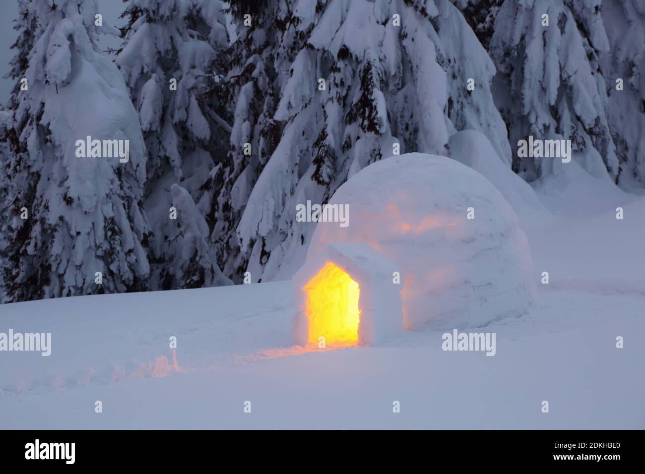 Iglu steht auf dem verschneiten Rasen. Nacht Winter Berglandschaften. Haus mit Licht. Lage Ort der Karpaten, Ukraine, Europa. Stockfoto