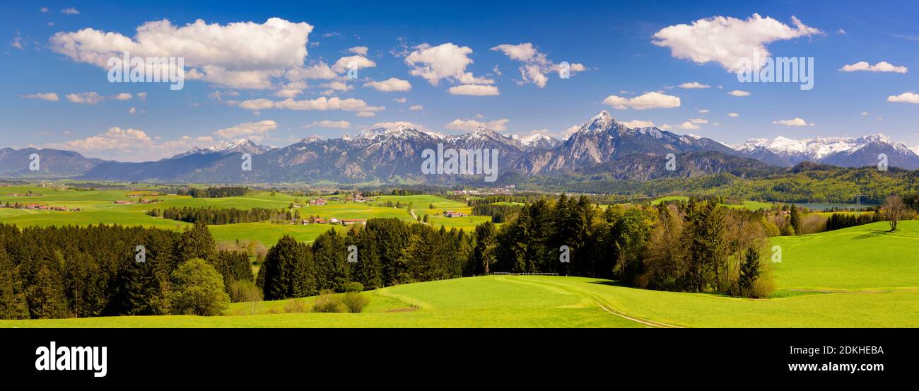 Panoramablick auf die Landschaft in Bayern mit Alpen Stockfoto