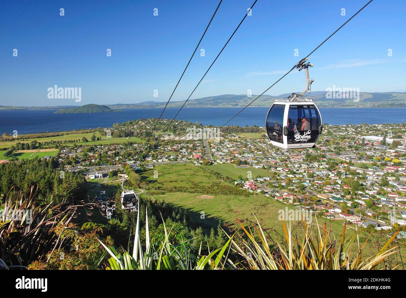 Skyline Skyrides Gondel über der Stadt und Lake Rotorua, Rotorua, Bay of Plenty Region, Nordinsel, Neuseeland Stockfoto