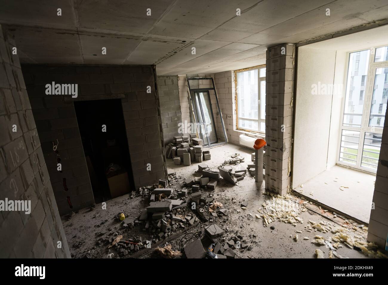 Verlassene Hauseinrichtung, dreckiges Zimmer, verfaulte Wände. Stockfoto