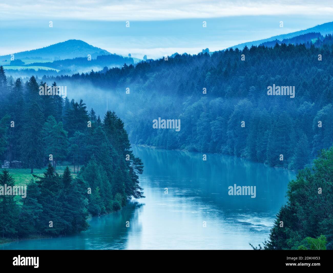 Kraftwerk, Wasserkraftwerk, Staudamm, Stausee, Schlucht, Fluss, fließendes Wasser, Berge, Berge, Morgendämmerung, Morgennebel, Bergfluss, Alpenfluss Stockfoto