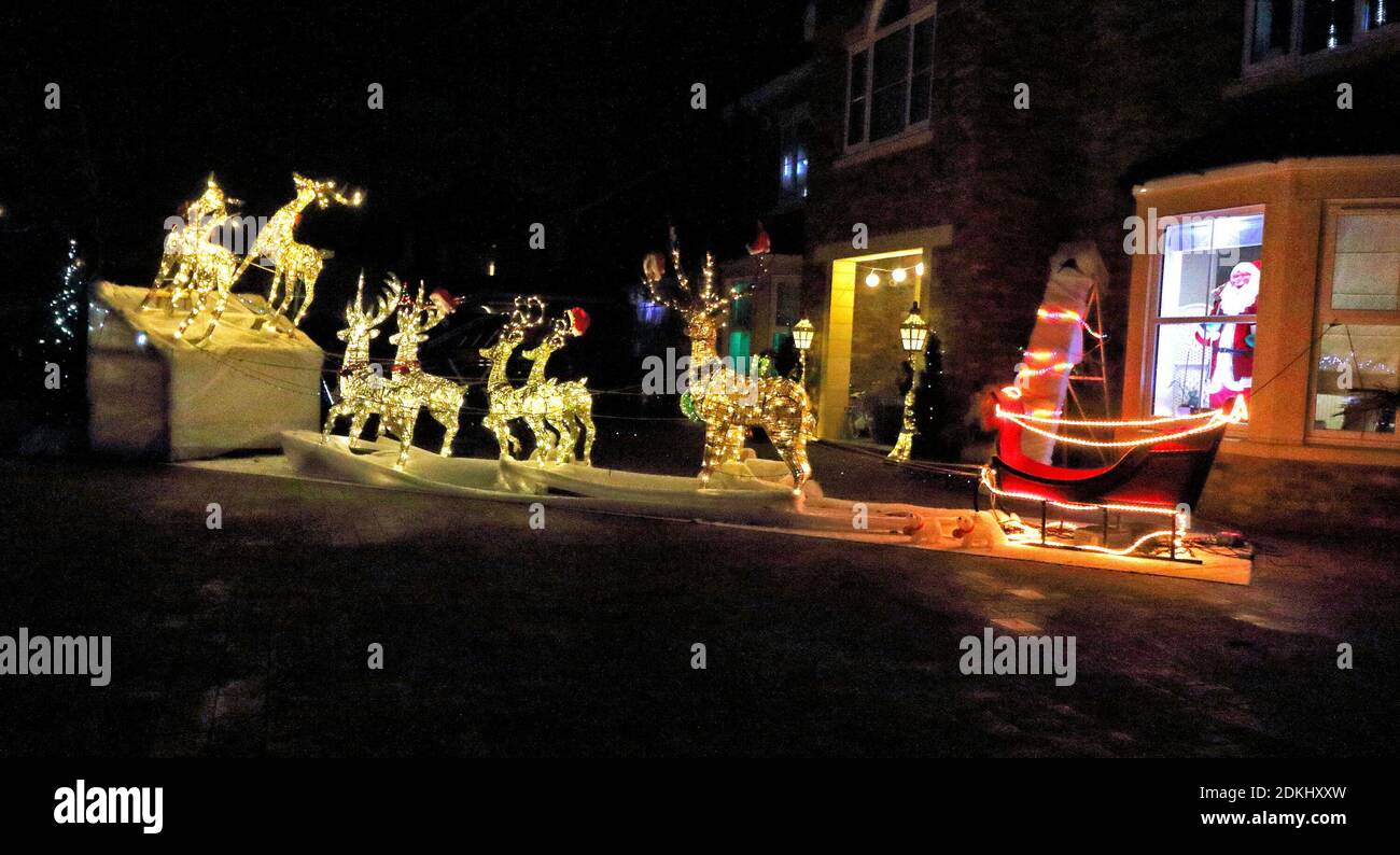 Bedford, Großbritannien. Dezember 2020. Weihnachtslichter und festliche Dekorationen an der Außenseite eines Hauses in der Stadt Bedford, Großbritannien. 15. Dezember 2020 Credit: KEITH MAYHEW/Alamy Live News Stockfoto