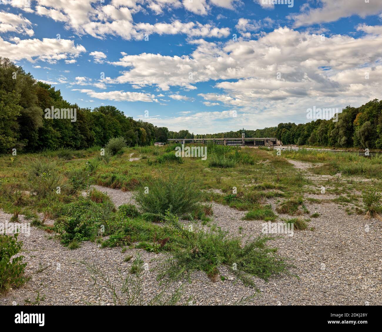 Schotterbank, Weichholz, Weide, Wehr, Abfluss, Fluss, Wasser, Beton, Uferverstärkung, Laternen, fließendes Wasser, historisches Gebäude, historische Sehenswürdigkeit, Sehenswürdigkeit, historisches Denkmal, Welterbedenkmal, Welterbedenkmal, Denkmal Stockfoto