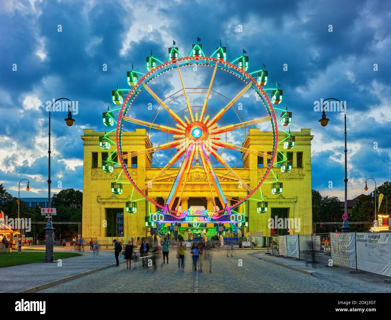 Riesenrad, Volksfest, Sommerfest, Hype, Messe, Corona, Sehenswürdigkeit, historische Sehenswürdigkeit, Isar-Athen, Boulevard, Platz, Gesamtensemble Brienner Straße, Landeshauptstadt, Universitätsstadt, Klassizismus, Europäischer Klassizismus, Ludovizischer Stil Stockfoto