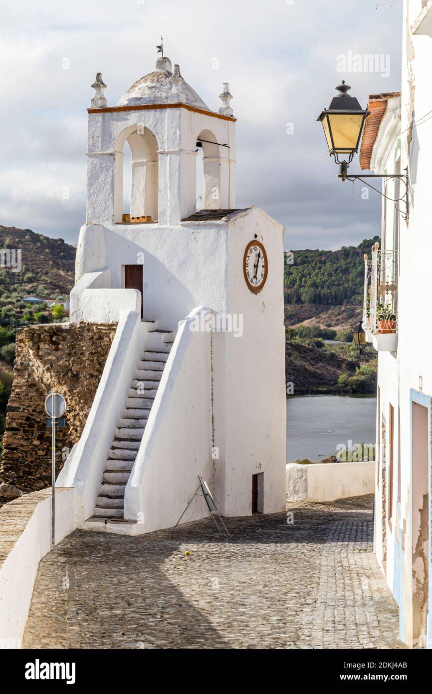 Uhrturm (Torre do Relogio) am Ufer von Guadiana Stockfoto