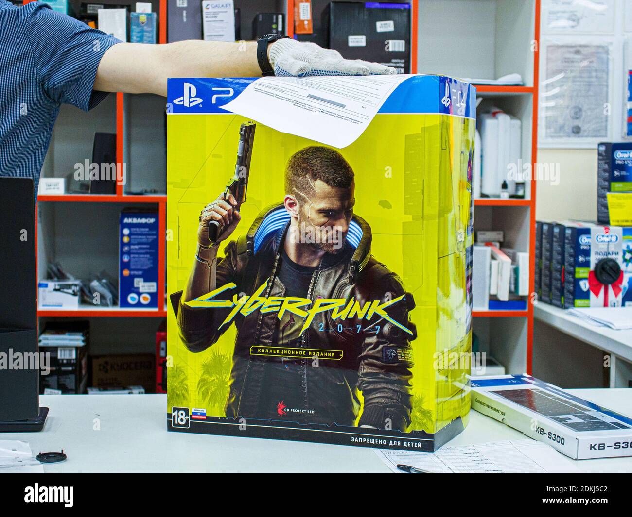 Eine Box mit der Sony PlayStation 4 Cyberpunk 2077 Collector's Edition auf  der Theke. Die erste Woche des Verkaufs ergab Probleme mit dem Spiel für  Besitzer von älteren Konsolen Stockfotografie - Alamy
