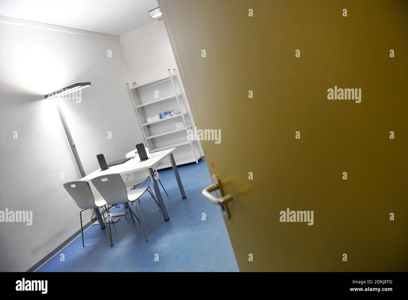 Hair, Deutschland. Dezember 2020. Themenbild Impfzentrum Corona. Mpraum im Impfzentrum Malteser Corona in Haar bei München am 15. Dezember 2020. Shield, Nutzung weltweit Credit: dpa/Alamy Live News Stockfoto