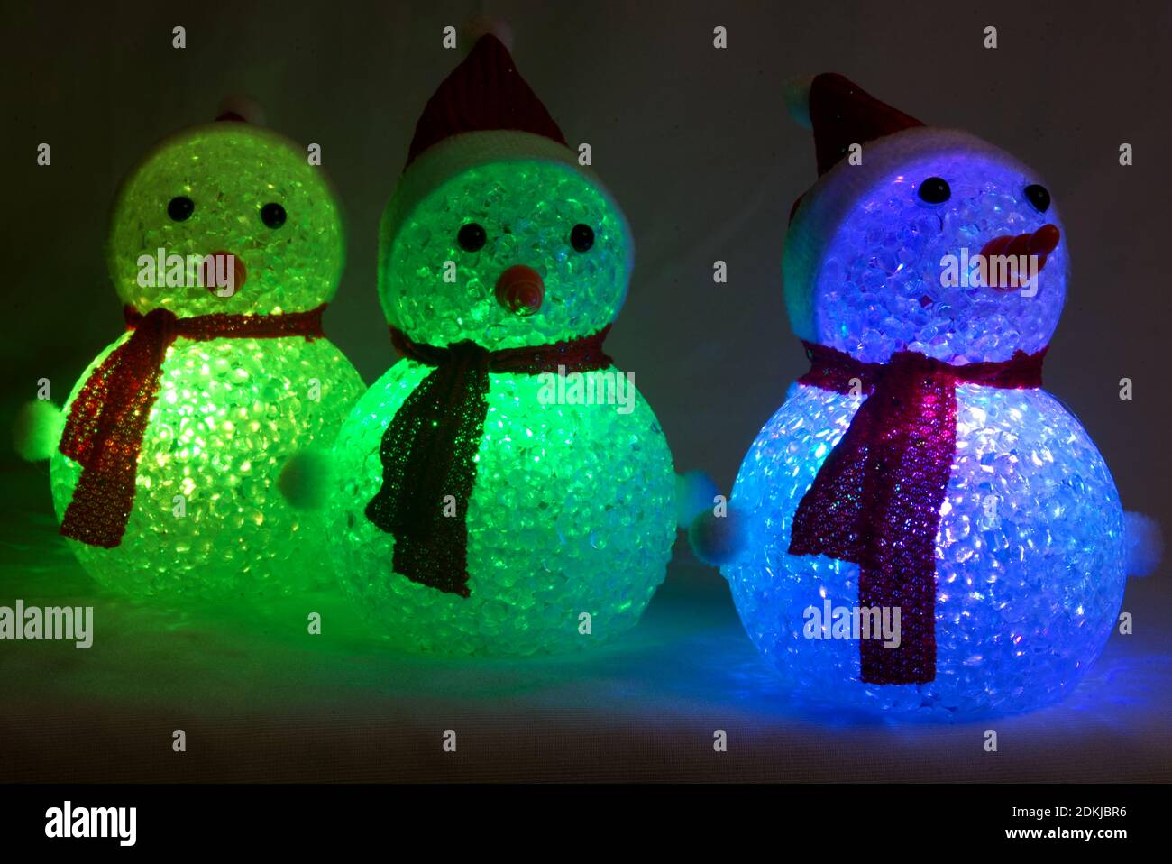 Weihnachten Glühender Schneemann. Dieses leuchtende Schneemann-Ornament mit Farbwechsel-Funktion wird in jedem festlichen Raum ein dezentes Leuchten erzeugen. Stockfoto