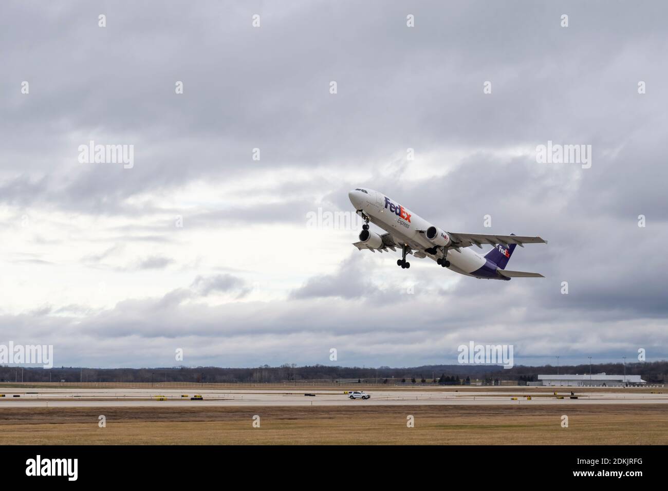 Grand Rapids, MI, 13/12/2020: FedEx A300-Frachtflugzeug hebt vom Flughafen Gerald R. Ford ab und bringt erste Lieferungen des Pfizer-BioNTech COVID-Impfstoffs mit. Stockfoto