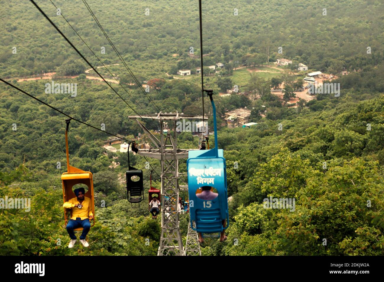 Rajgir, Bihar, Indien. Dezember 2020. Die bestehende Sesselbahn, die nach Vishwa Shanti Stupa auf dem Ratnagiri Hill in Rajgir führt (im Bild), wird bald einen Heritage Status bekommen, sobald eine neue Kabinenbahn einsatzbereit ist. Mindestens 22 neue Kabinen sind bereits aus Österreich importiert, sagte ein lokaler Beamter, wie Times of India am 29. November berichtete. Jede Kabine wird acht Sitzplätze haben, mit denen Kinder unter 10 Jahren und ältere Menschen die Fahrt zur Shanti Stupa genießen können. Stockfoto