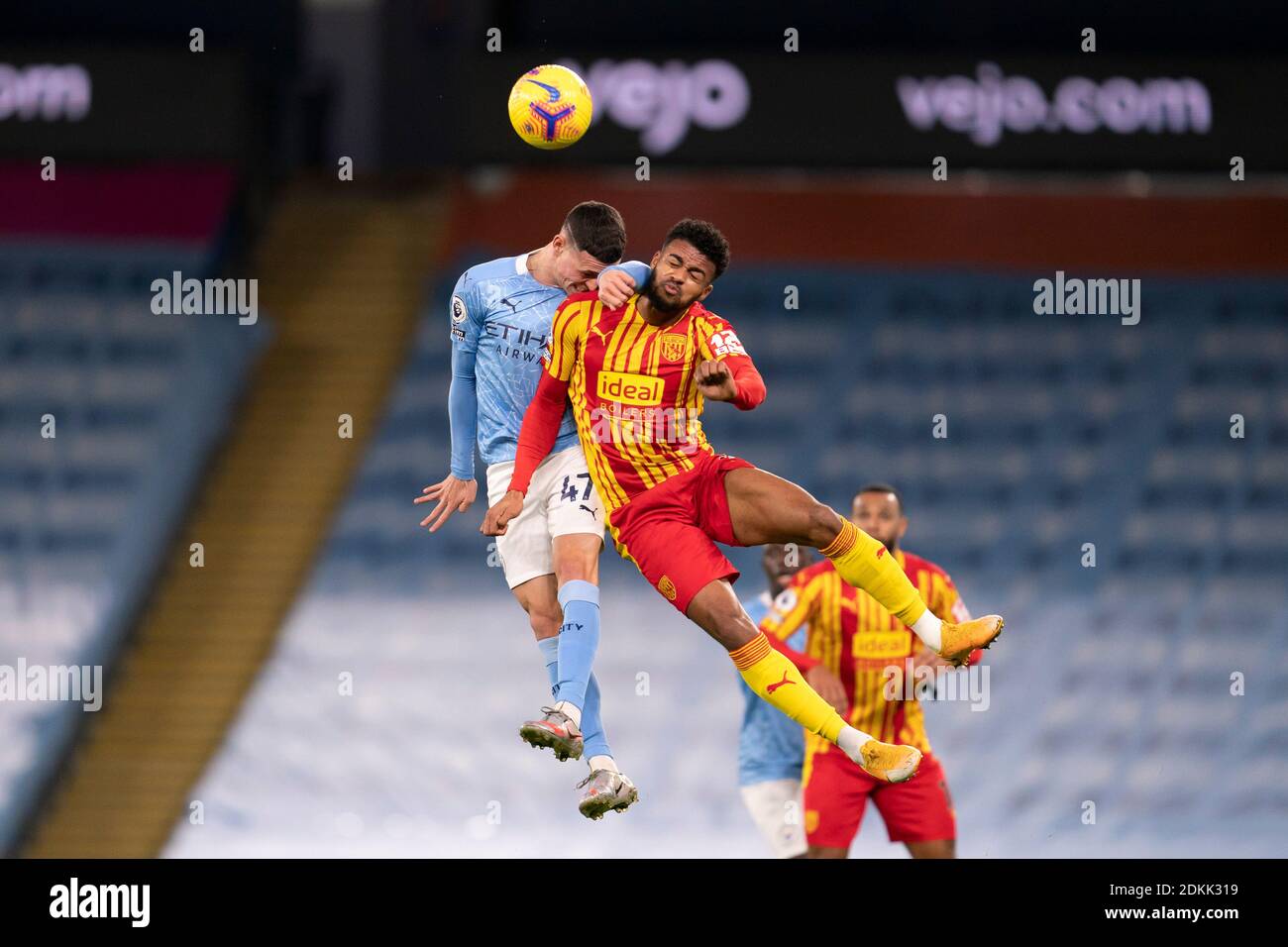 Manchester, Großbritannien. Dezember 2020. Phil Foden (L) von Manchester City steht mit Darnell Furlong von West Bromwich Albion während des Premier League-Fußballspiels zwischen Manchester City und West Bromwich Albion am 15. Dezember 2020 im Etihad Stadium in Manchester, Großbritannien. Quelle: Xinhua/Alamy Live News Stockfoto