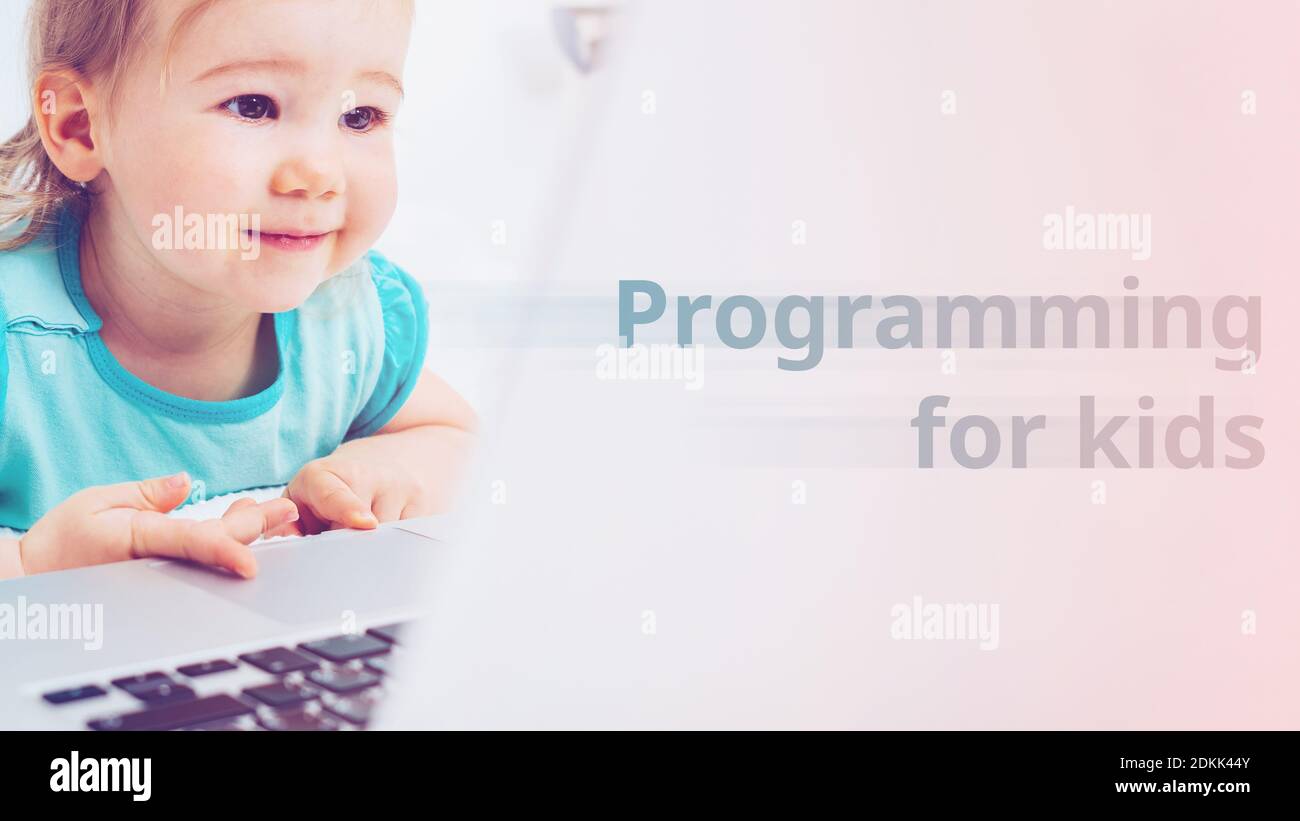 Programmierkonzept für Kinder mit einem Kind mit einem Laptop. Stockfoto