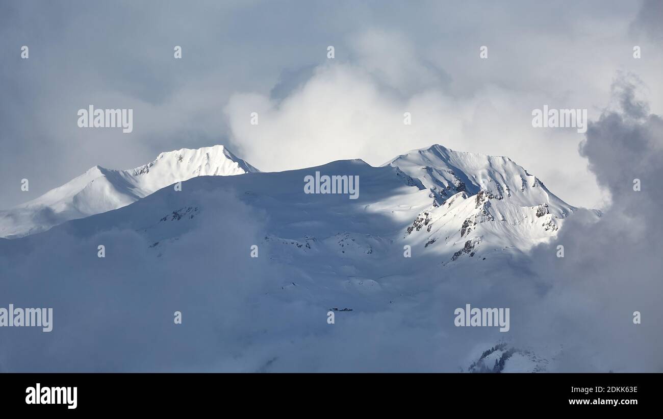 Berge mit Schnee bedeckt Stockfoto