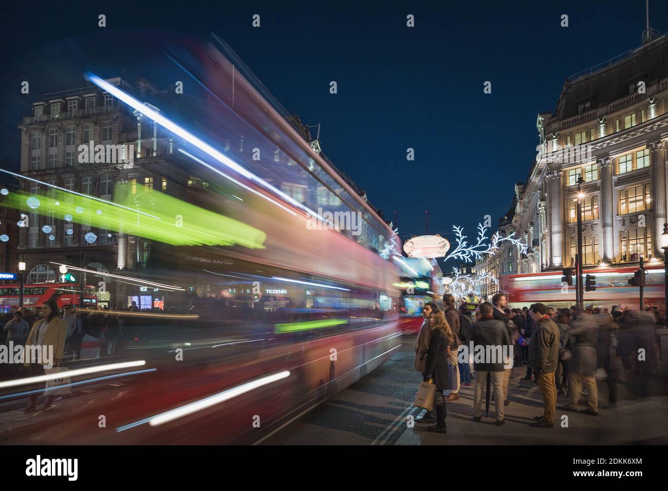 London, Großbritannien - Dezember 13 2014: Weihnachtseinkäufer in der Regent St. und Oxford St. als Doppeldeckerbus fahren vorbei Stockfoto