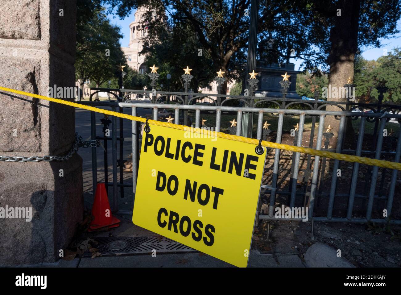 Austin, TX USA 15. Dezember 2020: Verschlossene Tore des Texas Capitol in Austin am Abend, bevor der Gouverneur von Texas, Greg Abbott, die Wiedereröffnung des Geländes für die Öffentlichkeit anordnete. Das Capitol ist seit Monaten geschlossen, nachdem Vandalismus auf dem Gelände und Gebäude während der Proteste gegen Polizeigewalt nach dem Mord an George Floyd im Mai 2020. Kredit: Bob Daemmrich/Alamy Live Nachrichten Stockfoto