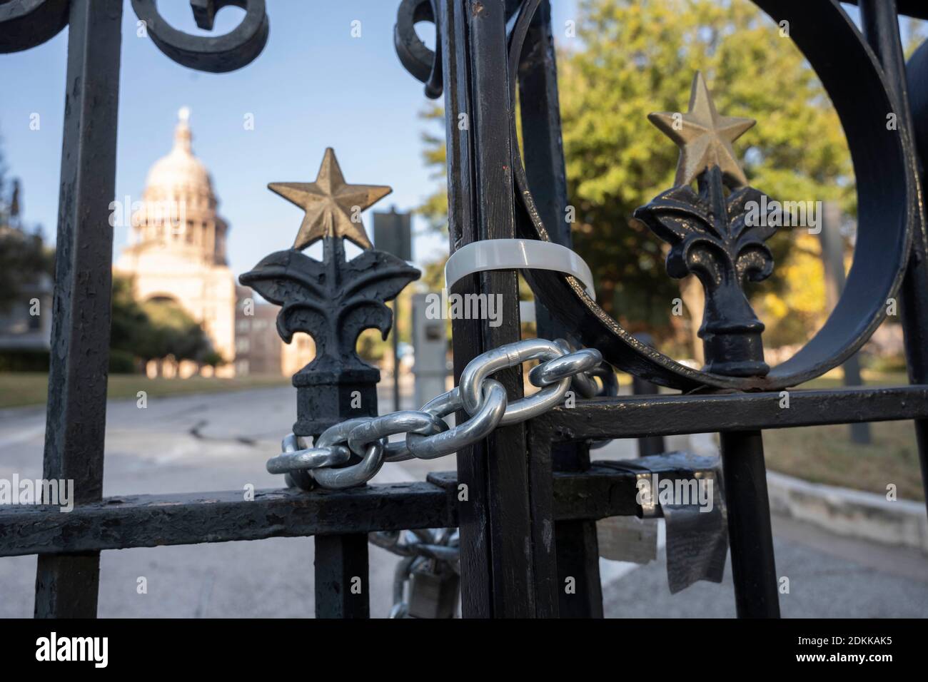 Austin, TX USA 15. Dezember 2020: Verschlossene Tore des Texas Capitol in Austin am Abend, bevor der Gouverneur von Texas, Greg Abbott, die Wiedereröffnung des Geländes für die Öffentlichkeit anordnete. Das Capitol ist seit Monaten geschlossen, nachdem Vandalismus auf dem Gelände und Gebäude während der Proteste gegen Polizeigewalt nach dem Mord an George Floyd im Mai 2020. Kredit: Bob Daemmrich/Alamy Live Nachrichten Stockfoto
