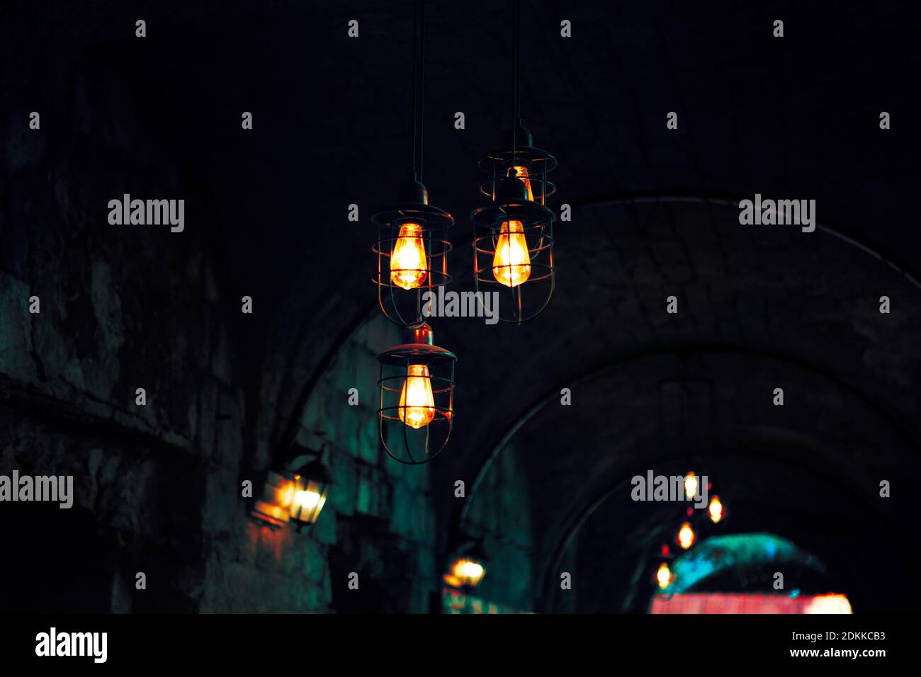 Innenbeleuchtung des mittelalterlichen Kellers . Weingewölbe mit Glühbirnen beleuchtet Stockfoto