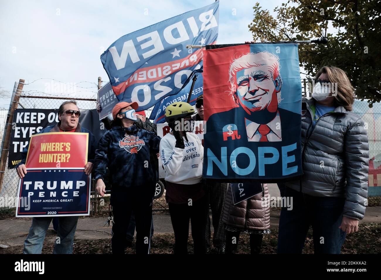 Atlanta, Georgia, USA. Dezember 2020. Mehrere Demonstranten, darunter einer mit einem Schild mit der Aufschrift NOPE mit einem Bild von Präsident Trump, und ein anderer mit Schildern mit der AUFSCHRIFT WHERE'S HUNTER?, und TRUMP PENCE stehen draußen bei einer Kundgebung in Atlanta für die Kandidaten des US-demokratischen Senats Jon Ossopf und Raphael Warnock. Der designierte Präsident Joe Biden war der Hauptsprecher der Kundgebung. Kredit: John Arthur Brown/ZUMA Wire/Alamy Live Nachrichten Stockfoto