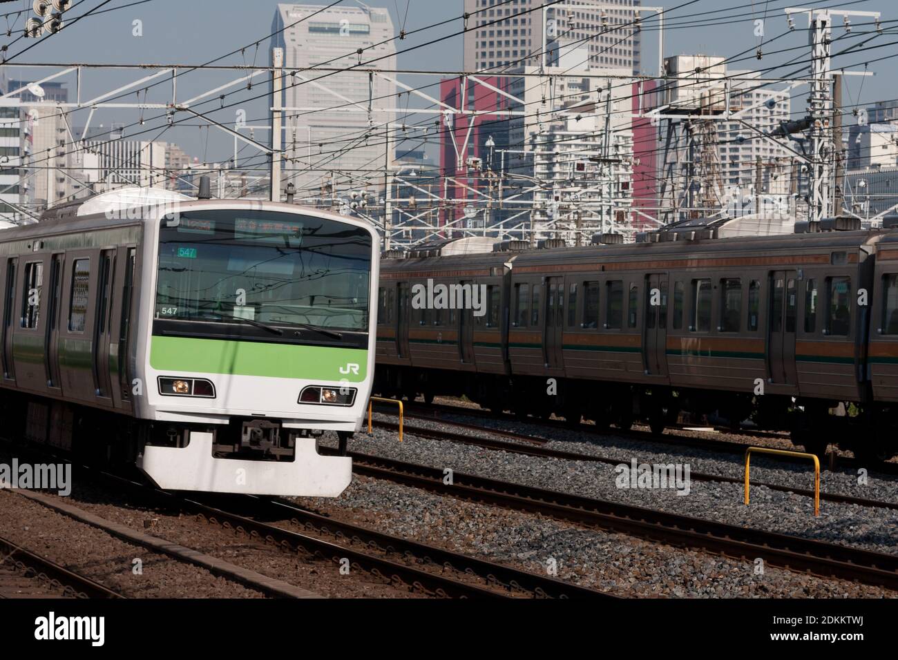 Ein Zug der Serie E231-500 auf der Yamanote-Linie in der Nähe des Bahnhofs Shinagawa in Tokio, Japan Stockfoto