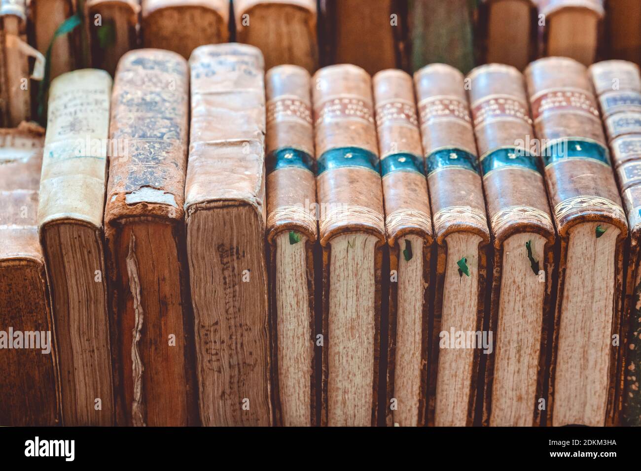 Vintage alte Bücher stapeln mit braunen Abdeckungen auf Regal auf der Straße europäischen Markt liegen. Stapel von gebrauchten braunen Büchern. Bücherregal im Retro-Stil. Frankreich - Stockfoto