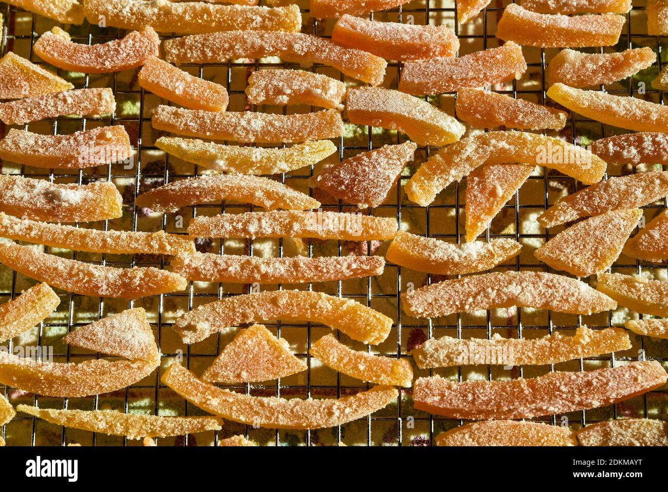 Kandierte Zitrusschalen heilen nach dem Kochen. Stockfoto