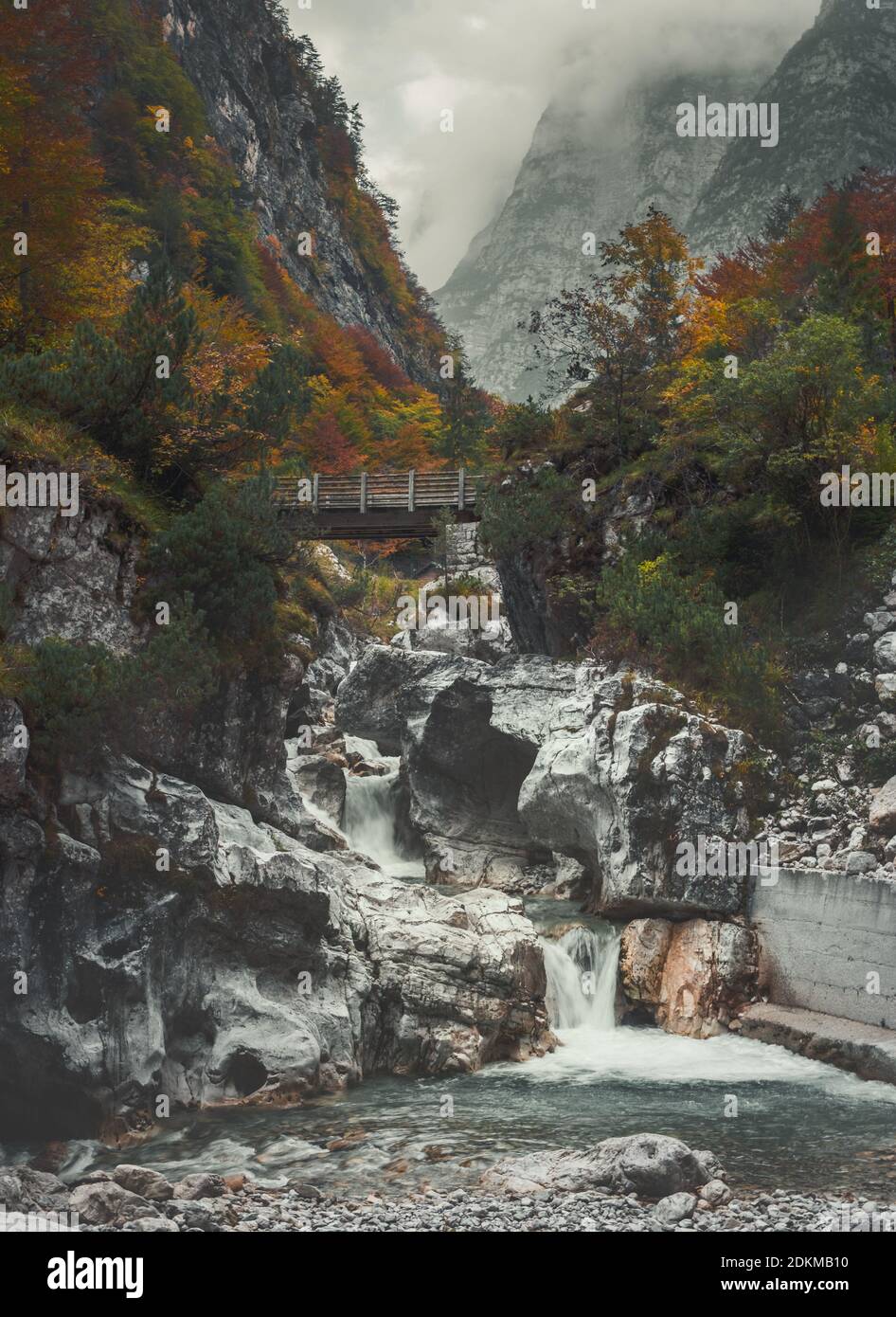 Nationalpark Dolomiten Friulane, Wasserfall Im Herbst Stockfoto