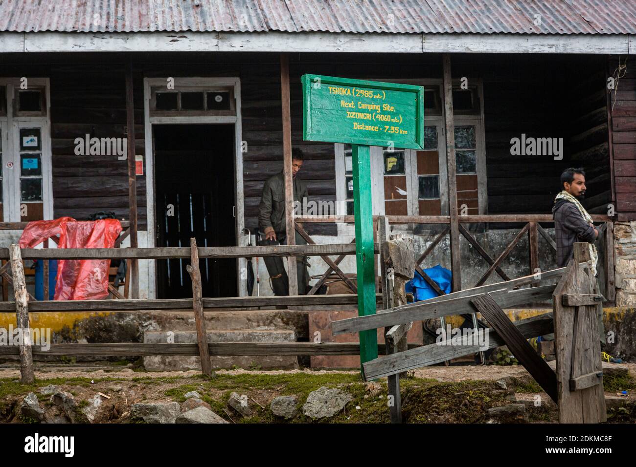 Blick auf ein Schild, das das Lager von Tshoka auf der Gochela-Wanderung zum Kanchenjunga-Gebirge in Sikkim anzeigt. Stockfoto