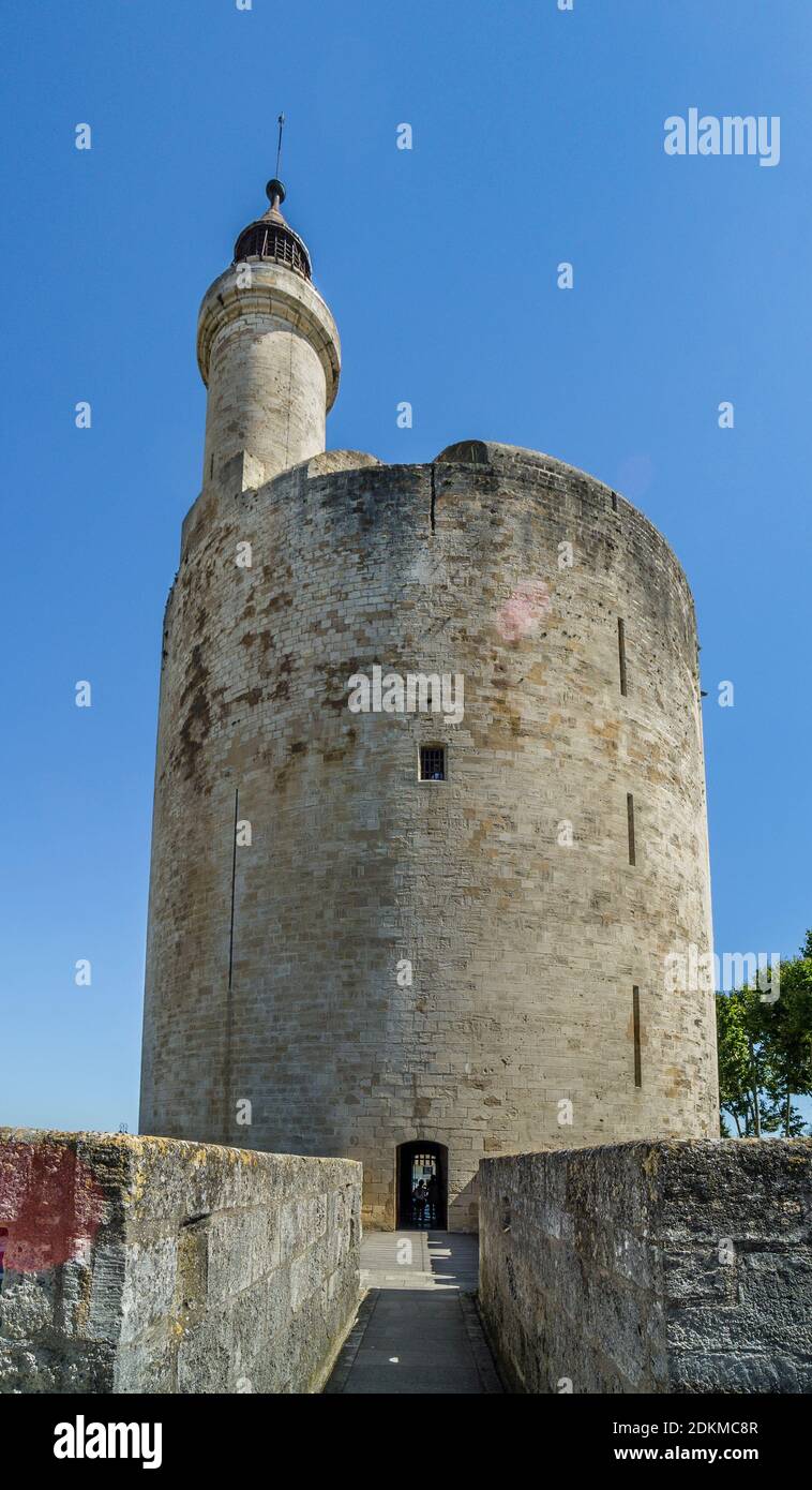 Der Turm von Konstanz und die Wälle der mittelalterlichen ummauerten Stadt Aigues-Mortes, Petite Camargue, Gard Department, Okzitanien Region, Süd-Fra Stockfoto