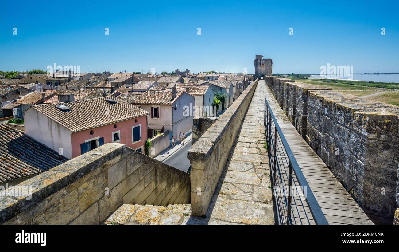 Südliche Stadtmauer der mittelalterlichen ummauerten Stadt Aigues-Mortes, Petite Camargue, Departement Gard, Region Okzitanien, Südfrankreich Stockfoto