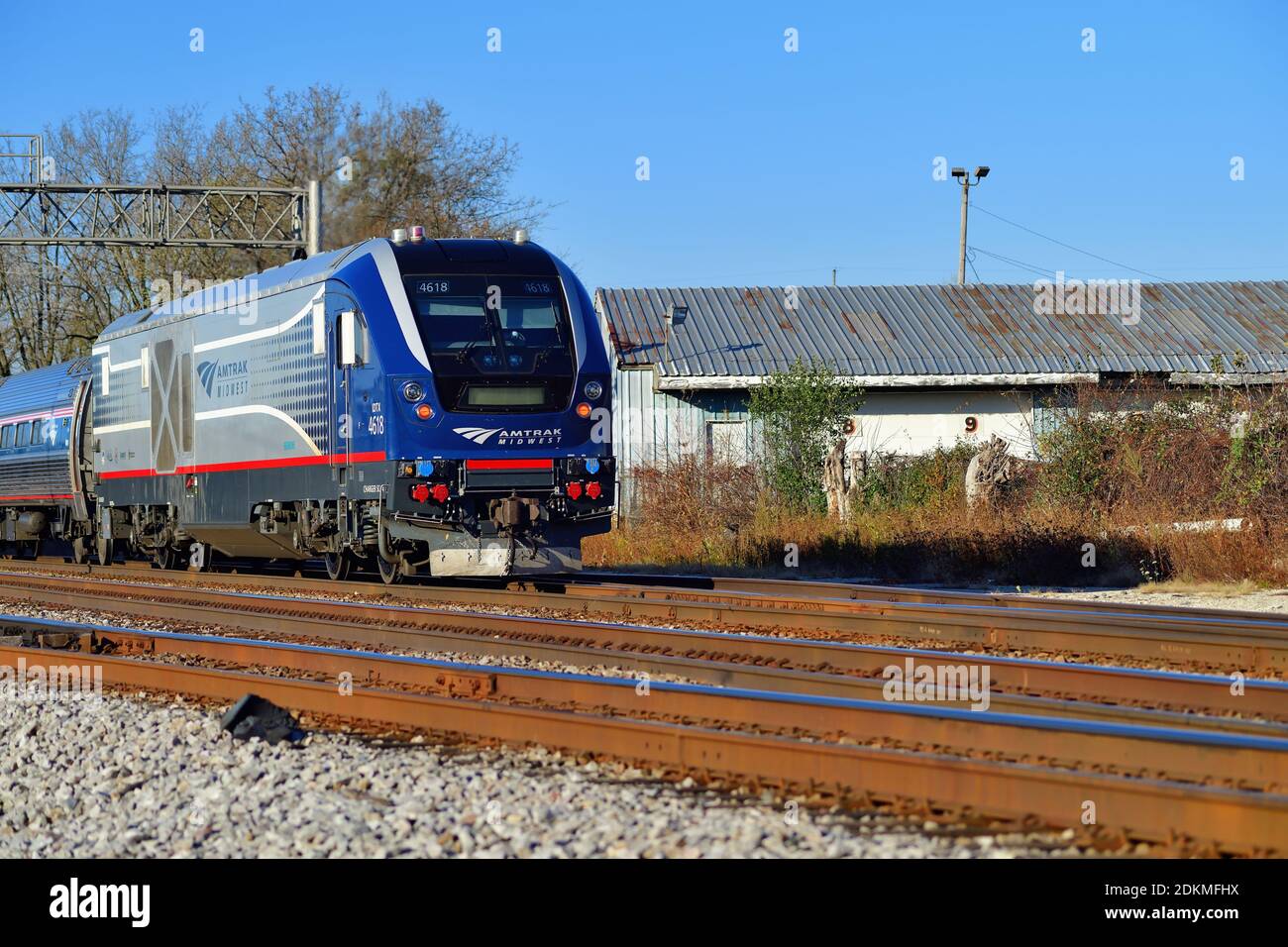 Rondout, Illinois, USA. Ein Intercity Amtrak Zug verbindet Chicago und Milwaukee fährt Richtung Süden nach Chicago am Halloween Tag. Stockfoto