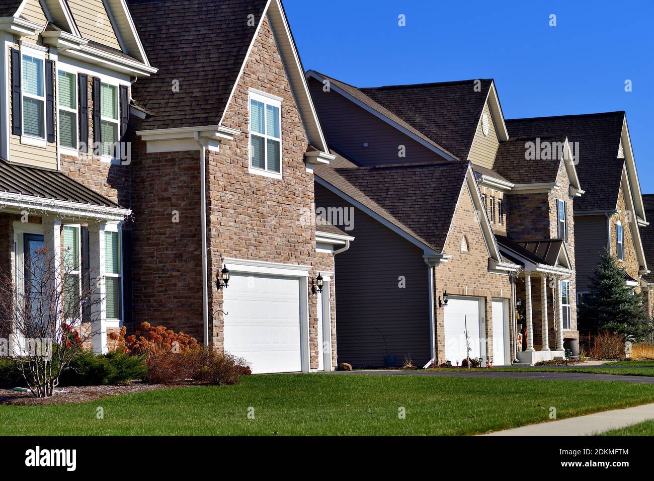 Elburn, Illinois, USA. Eine Reihe von Häusern in einer modernen Unterteilung bieten eine Vielzahl von Fassaden und Erhebungen in einer Illinois Gemeinschaft. Stockfoto