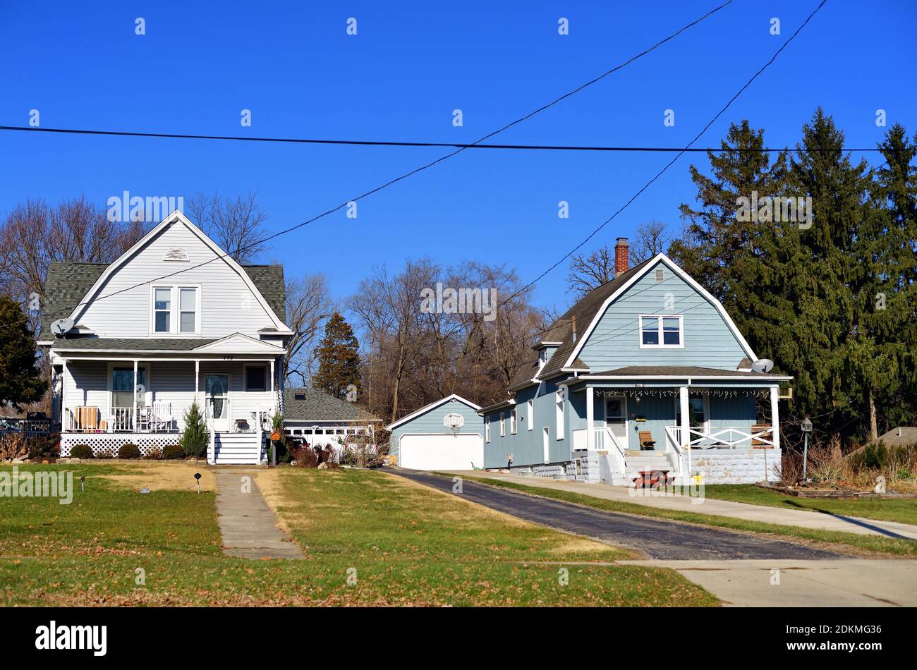 Elgin, Illinois, USA. Ein Paar ältere Einfamilienhäuser mit freistehenden Garagen sitzen Seite an Seite, die typisch für eine alte Stadtgegend sind. Stockfoto